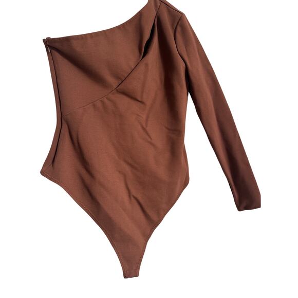 NBD Brown Size Medium Aaliyah Bodysuit Stretch Asymmetrical Sleeve Cutout Nude - Picture 14 of 15